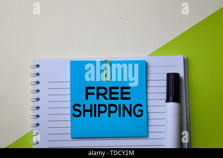 Kostenloser Versand Text oben Ansicht Büro Schreibtisch Tabelle der Business Workplace und Business Objects. Stockfoto