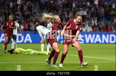 England's Jodie Taylor (rechts) feiert zählenden erstes Ziel ihrer Seite des Spiels mit Beth Mead (links) Während der FIFA Frauen-WM, Gruppe D Match in Stade Oceane, Le Harve. Stockfoto