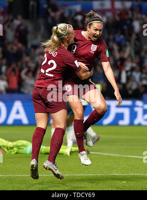 England's Jodie Taylor (rechts) feiert zählenden erstes Ziel ihrer Seite des Spiels mit Beth Mead (links) Während der FIFA Frauen-WM, Gruppe D Match in Stade Oceane, Le Harve. Stockfoto