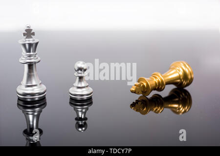 Abstrakte Komposition von Schachfiguren. Isolierte Schach auf Black Mirror. Stockfoto