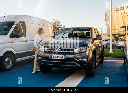 Straßburg, Frankreich - Oktober 15, 2017: Junge Frau kaufen im Angebot im Autohaus Showroom außen für Volkswagen Amarok - Pickup Truck von Nutzfahrzeugen (VWCV) seit 2010 Stockfoto