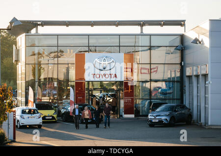 Straßburg, Frankreich - Oktober 15, 2017: Glückliche Menschen Familie Erwachsene und Senioren verlässt Toyota Autohaus nach dem Kauf Verkauf eines neuen elektrischen Hybrid Auto Stockfoto