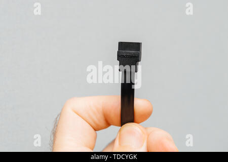 PAris, Frankreich, 5. Oktober 2017: Mann hand Foxconn neue schwarz S-ATA-Kabel HDD Festplatte oder SSD Solid Laufwerk anschließen Stockfoto
