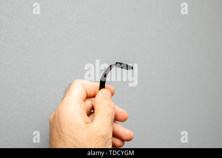 Computer Handwerker Ingenieur Holding neue schwarz S-ATA-Kabel HDD Festplatte oder SSD Solid Laufwerk anschließen Stockfoto