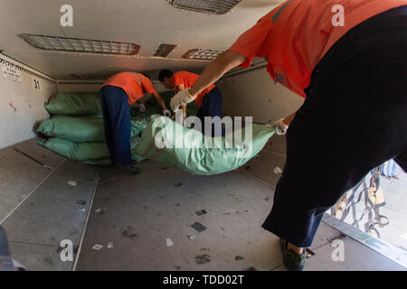 Southern Airlines, Ground Crew Transport von Gepäck. Stockfoto