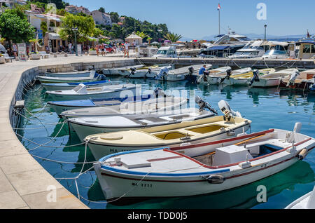 Liegeplatz für Yachten und Boote in Brela, Kroatien. Stockfoto