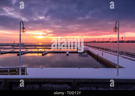 Gefrorene Pier mit Marine in Zoppot, winter Seascape. Ostsee. Polen. Stockfoto