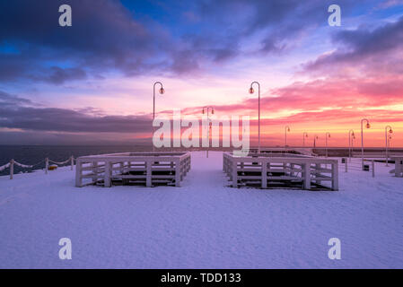 Gefrorene Pier in Sopot, winter Seascape. Ostsee. Polen. Stockfoto