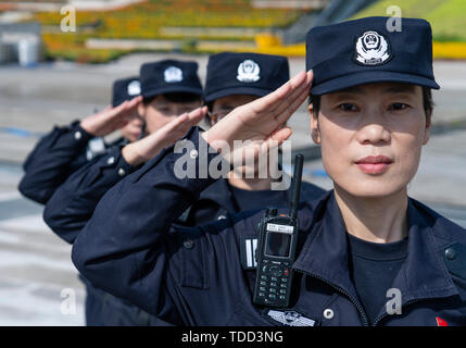 Tägliches Training von Polizei und die Polizisten in Polizeistationen der Shanghai National Convention und Exhibition Centre Stockfoto