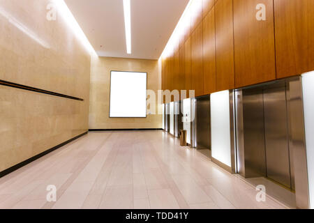 Leeren Korridor in der modernen Bürogebäude Stockfoto
