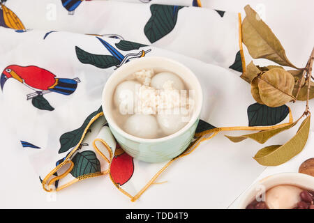 Die Knödel auf den Tisch. Stockfoto