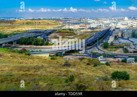 Haifa, Israel - 13. Juni, 2019: Blick auf das Kontrollkästchen Post Kreuzung und Bay Area, mit Zentren und verschiedenen Unternehmen, in Haifa, Israel Stockfoto