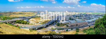 Haifa, Israel - 13. Juni, 2019: Panoramablick auf das Kontrollkästchen Post Kreuzung und Bay Area, mit Zentren und verschiedenen Unternehmen, in Haifa, Stockfoto