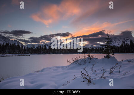 Sonnenuntergang an einem kleinen See, Spray Valley Lakes Provincial Park, Canmore, Alberta, Kanada Stockfoto