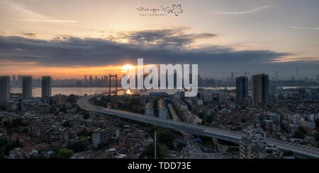 In der Abenddämmerung, Wuhan Nautilzhou Yangtze River Bridge, das Licht der Sonne funkelt zwischen den Wolken und der Horizont Stockfoto