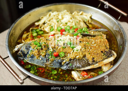 Würzige Pfeffer fisch Kopf Nudeln gehackt Stockfoto