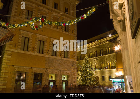 Siena, Italien - 08 Dezember, 2015: Palazzo Salimbeni, Sitz der Monte dei Paschi di Siena Bank zur Weihnachtszeit Stockfoto