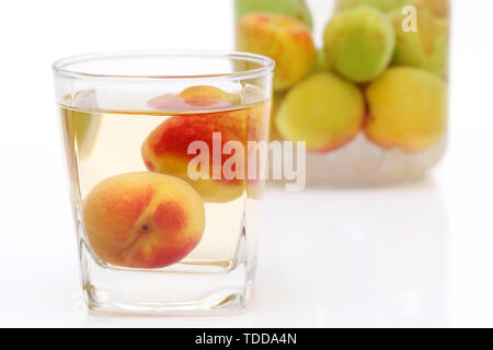 Japanische Pflaume Wein namens umeshu auf weißem Hintergrund Stockfoto