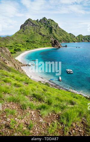 Palau Padar bay Vertikale mit grünen Hügeln im Komodo National Park, Flores, Indonesien Stockfoto