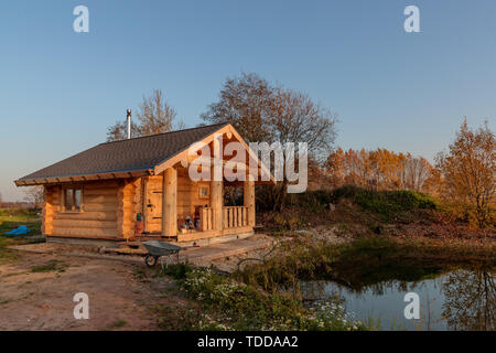 Russische hölzerne Badewanne in der Nähe der Wasser in der Tageszeit Stockfoto