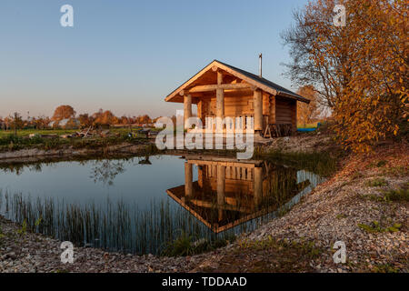 Russische hölzerne Badewanne in der Nähe der Wasser in der Tageszeit Stockfoto