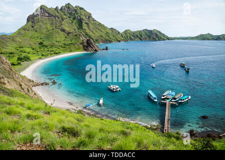 Palau Padar Bucht mit grünen Hügeln im Komodo National Park, Flores, Indonesien Stockfoto