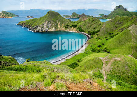 Palau Padar mit Ohm geformt Strand mit grünen Hügeln im Komodo National Park, Flores, Indonesien Stockfoto