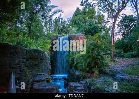 Orlando, Florida. Mai 03, 2019. Schöne Wasserfälle auf Regenwald Hintergrund bei Animal Kingdom. Stockfoto