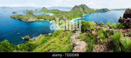 Palau Padar Panorama mit grünen Hügeln im Komodo National Park, Flores, Indonesien Stockfoto