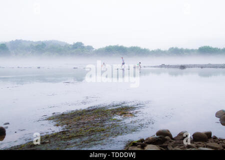 Taohuatan Morgennebel, Taohuatan Scenic Area ist in Taohuatan Stadt, Jing County in der Provinz Anhui (Oberlauf des Qingyi River). Die natürliche Landschaft und humanistische Landschaft im malerischen Ort sind integriert. Es gibt nicht nur eine frische und schöne und grüne southern Anhui Landschaft und die ansehnlichen Aura der Berge und Flüsse, sondern auch eine alte Architektur mit vollständigen Erhalt und einzigartigen Stil, der über die Liebe des alten Zeiten denken können. Stockfoto