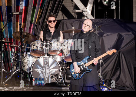 Firenze, Italien. 13. Juni, 2019. Billy Corgan und Jimmy Chamberlin der amerikanischen Rock Band Smashing Pumpkins live auf der Bühne des Firenze Rocks Festival 2019 in Florenz, Italien, Öffnung für Werkzeug Credit: Alessandro Bosio/Pacific Press/Alamy leben Nachrichten Stockfoto