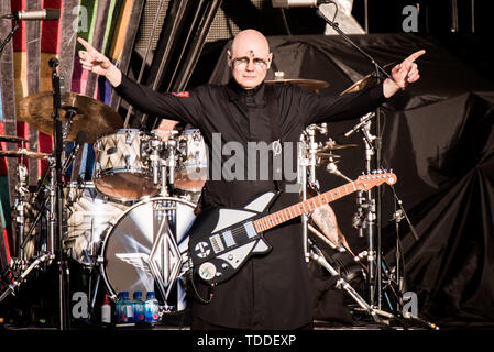 Firenze, Italien. 13. Juni, 2019. Billy Corgan und Jimmy Chamberlin der amerikanischen Rock Band Smashing Pumpkins live auf der Bühne des Firenze Rocks Festival 2019 in Florenz, Italien, Öffnung für Werkzeug Credit: Alessandro Bosio/Pacific Press/Alamy leben Nachrichten Stockfoto