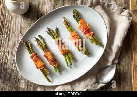 Hausgemachten Speck umwickelt Spargel bereit zu Essen Stockfoto