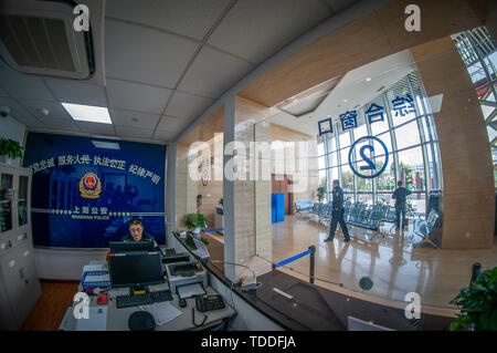 Tägliches Training von Polizei und die Polizisten in Polizeistationen der Shanghai National Convention und Exhibition Centre Stockfoto