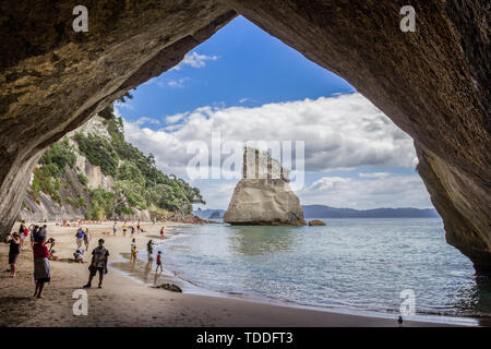 Blick durch Felsen Bogen in Richtung Te Hoho Rock in Cathedral Cove in der Coromandel Halbinsel, Neuseeland am 25. Februar 2012 Stockfoto