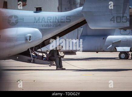 Eine Crew Chief mit Marine Medium Tiltrotor Squadron (VMM) 764, 4. Marine Flugzeugflügel, sitzt in einem MV-22 Osprey B auf der Flucht vor den Start von der Marine Corps Air Station Miramar, Calif., Juni 12. Einmal im Jahr finden Komponenten des Marine Corps auf zwei Go-Woche das jährliche Training Abteilungen ihre Fähigkeiten in ihren militärischen beruflichen Spezialitäten zu schärfen. (U.S. Marine Corps Foto von Sgt. Becky Cleveland) Stockfoto