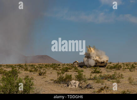 Soldaten von einem Co, 116 Brigade Engineer Battalion, Feuer ihre M 1150 Assault Breacher Fahrzeug während einer Live-Fire Training am National Training Center (NTC) in Fort Irwin, Kalifornien, 12. Juni 2019. Von hier aus werden Sie detonieren eine M58 Mine Clearing Line (MICLIC). NTC ist ein Monat - lange Drehung, die mehr als 4.000 Service Mitglieder aus 31 Staaten, darunter Einheiten aus 13 nationalen Schutz Staaten und Territorien, mit realistischen Ausbildung ihrer Bekämpfung, Unterstützung und Erhaltung Fähigkeiten zu verbessern. (Foto: Cpl. Alisha Grezlik, 115 Mobile Public Affairs Abteilung) Stockfoto