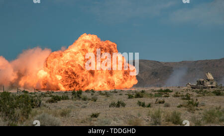 Soldaten von einem Co, 116 Brigade Engineer Battalion detonieren eine M58 Mine Clearing Line (MICLIC) während einer Live-Fire Training am National Training Center (NTC) in Fort Irwin, Kalifornien, 12. Juni 2019. NTC ist ein Monat - lange Drehung, die mehr als 4.000 Service Mitglieder aus 31 Staaten, darunter Einheiten aus 13 nationalen Schutz Staaten und Territorien, mit realistischen Ausbildung ihrer Bekämpfung, Unterstützung und Erhaltung Fähigkeiten zu verbessern. (Foto: Cpl. Alisha Grezlik, 115 Mobile Public Affairs Abteilung) Stockfoto