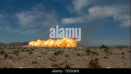 M 1150 Assault Breacher Fahrzeug startet eine Mine clearing Line (MICLIC), eine 330-Fuß-Zeile C4 Sprengstoff einen Weg durch feindliche defensive Hindernisse an den National Training Center (NTC) in Fort Irwin, Kalifornien, 12. Juni 2019 zu löschen. Die 116 BEB ist der Ingenieur Bataillon in die 116 Kavallerie Brigade Combat Team. Einen Monat lang NTC-Rotation bietet mehr als 4.000 Nationale service Mitglieder aus 31 Staaten, darunter Einheiten aus 13 nationalen Schutz Staaten und Territorien mit realistischen Ausbildung ihrer Bekämpfung, Unterstützung und Erhaltung Fähigkeiten zu verbessern. (Guard Foto vom Kapitän Gregor Wal Stockfoto
