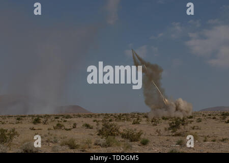 M 1150 Assault Breacher Fahrzeug startet eine Mine clearing Line (MICLIC), eine 330-Fuß-Zeile C4 Sprengstoff einen Weg durch feindliche defensive Hindernisse an den National Training Center (NTC) in Fort Irwin, Kalifornien, 12. Juni 2019 zu löschen. Die 116 BEB ist der Ingenieur Bataillon in die 116 Kavallerie Brigade Combat Team. Einen Monat lang NTC-Rotation bietet mehr als 4.000 Nationale service Mitglieder aus 31 Staaten, darunter Einheiten aus 13 nationalen Schutz Staaten und Territorien mit realistischen Ausbildung ihrer Bekämpfung, Unterstützung und Erhaltung Fähigkeiten zu verbessern. (Guard Foto vom Kapitän Gregor Wal Stockfoto