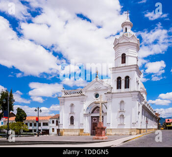 Malerische Aussicht auf San Sebastian Kirche im Zentrum der Stadt Cuenca, Ecuador Stockfoto