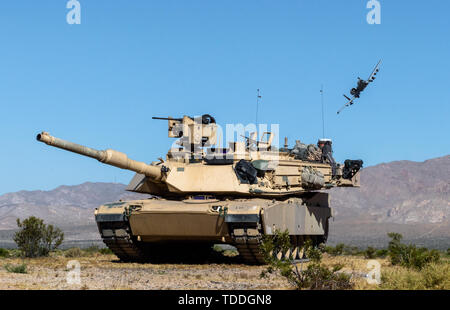 Ein Idaho Air National Guard 10 C Thunderbolt II aus der 124 Fighter Wing fliegt über 2 Bataillon des Idaho Army National Guard, defensive Line 116 Reiterregiment 13 Juni, 2019 am National Training Center in Fort Irwin, Kalifornien. Während NTC die 116 Kavallerie Brigade Combat Team und die 124 Fighter Wing, beide mit Sitz in Boise, haben an der Seite von jeder anderen Einheit, die Bereitschaft und die Kompetenz in Kriegszeiten Missionen der einzelnen Einheit zu bauen geschult. Stockfoto