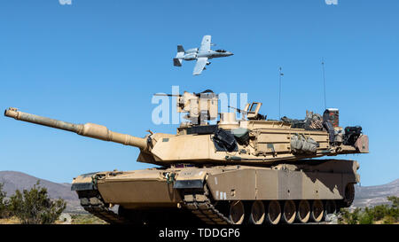 Ein Idaho Air National Guard 10 C Thunderbolt II aus der 124 Fighter Wing fliegt über 2 Bataillon des Idaho Army National Guard, defensive Line 116 Reiterregiment 13 Juni, 2019 am National Training Center in Fort Irwin, Kalifornien. Während NTC die 116 Kavallerie Brigade Combat Team und die 124 Fighter Wing, beide mit Sitz in Boise, haben an der Seite von jeder anderen Einheit, die Bereitschaft und die Kompetenz in Kriegszeiten Missionen der einzelnen Einheit zu bauen geschult. Stockfoto