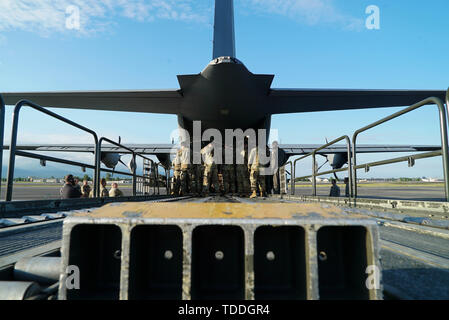 Flieger von der 36th Airlift Squadron, Yokota Air Base, Japan und US-Armee Soldaten der 4. Brigade Combat Team, 25 Infanterie Division, laden schwere Ausrüstung aus einer C-130 Hercules während der roten Fahne - Alaska 19-2 bei Joint Base Elmendorf-Richardson, Alaska, 13. Juni 2019. RF-A ist eine jährliche US Pacific Luftwaffen Feld Training übung für die USA und verbündete Partner bekämpfen Bereitschaft in einer kontrollierten Umgebung zu üben. (U.S. Air Force Foto: Staff Sgt. Shawn Weiß) Stockfoto