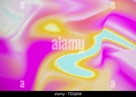 Abstrakte neon farbige Flüssigkeit Kunst auf konkreten Hintergrund. Digitale Kunst fließt, pink, blau, gelb und lila Farben. Stockfoto