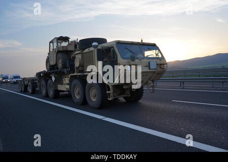 Als der Abend nähert, US-Army Soldaten von der 1. Staffel, 2d-Cavalry Regiment, fahren Sie taktische Straße März während Sabre Guardian 2019 in Arad, Rumänien, 14. Juni 2019. SG 19 ist eine Übung, die von der Rumänischen Landstreitkräfte & US-Armee Europa führte, ab Juni 3 - 24, das an verschiedenen Standorten in Bulgarien, Ungarn und Rumänien. SG 19 ist entworfen, um die Integration von multinationalen Kampftruppen zu verbessern. Stockfoto