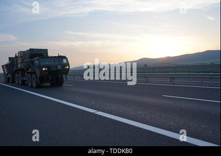 Nach dem Überqueren der rumänischen Grenze, US-Army Soldaten von der 1. Staffel, 2d-Cavalry Regiment, fahren Sie taktische Straße März während Sabre Guardian 2019 in Arad, Rumänien, 14. Juni 2019. SG 19 ist eine Übung, die von der Rumänischen Landstreitkräfte & US-Armee Europa führte, ab Juni 3 - 24, das an verschiedenen Standorten in Bulgarien, Ungarn und Rumänien. SG 19 ist entworfen, um die Integration von multinationalen Kampftruppen zu verbessern. Stockfoto