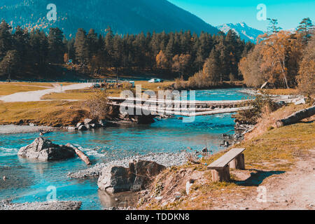 Alte Brücke über den Fluss in die Landschaft. Reisen Stockfoto