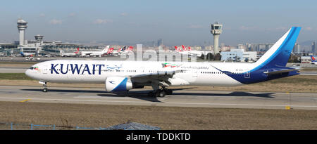 ISTANBUL, Türkei - 17. MÄRZ 2019: Kuwait Airways Boeing 777-369 ER (CN 62565) zieht aus Istanbul Ataturk Flughafen. Kuwait Airways hat 27 Flotte siz Stockfoto