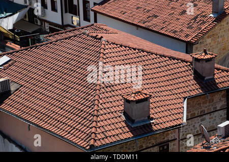 Blick von der Aussichtsplattform auf den Dächern und in den alten Gebäuden der Altstadt Kaleici in Antalya, Türkei. Stockfoto